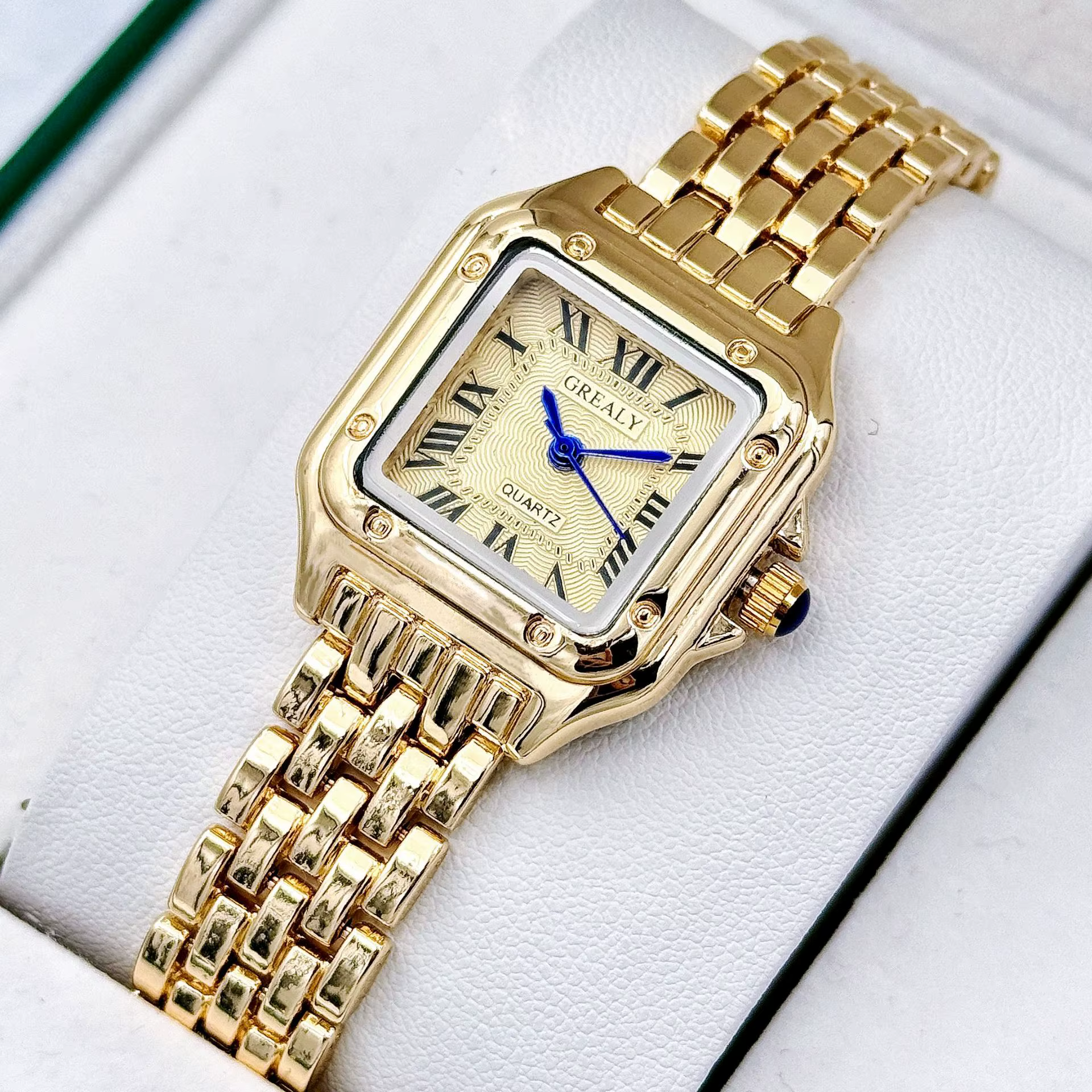 Nouvelles femmes montre lumière marque de luxe affaires or acier inoxydable dames mode montres à Qua