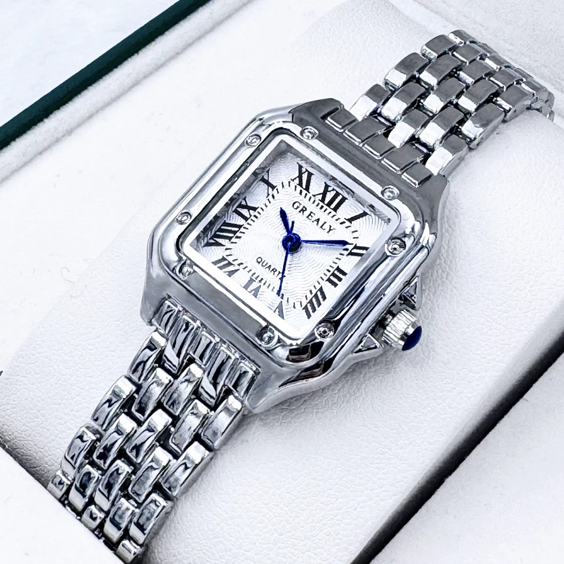 Nouvelles femmes montre lumière marque de luxe affaires or acier inoxydable dames mode montres à Qua