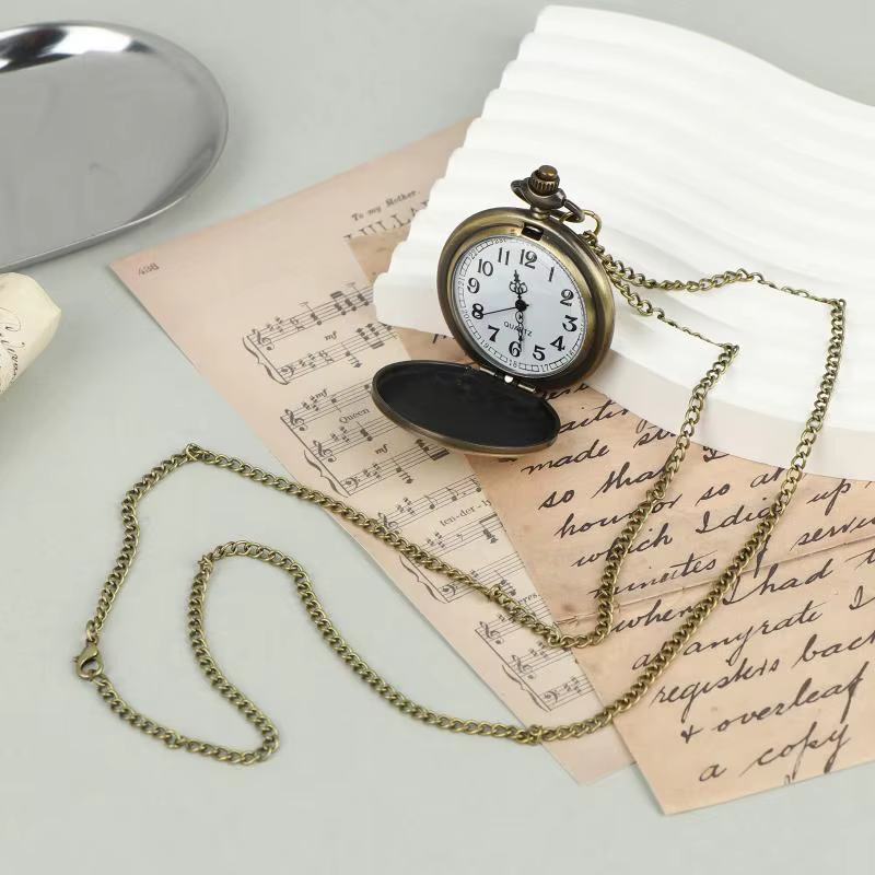 ☺ Montre de poche rétro classique à cadran numérique simple, avec chaîne à suspendre et couvercle ra