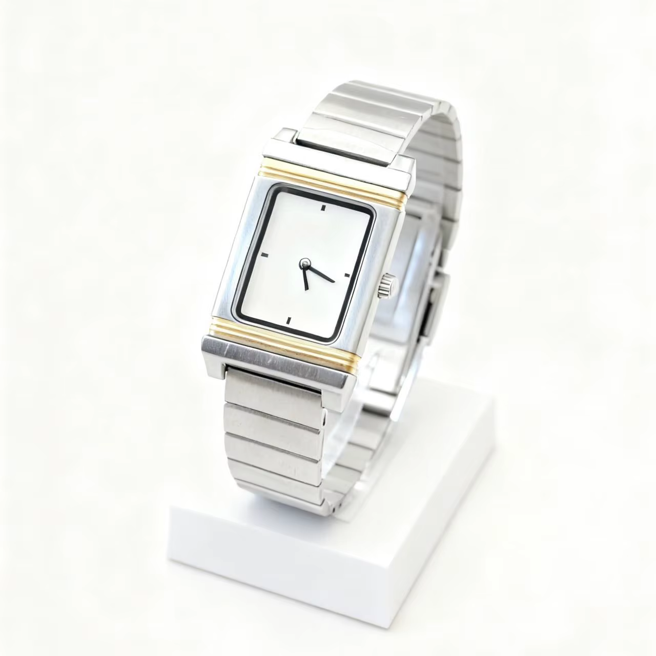 Cette montre à quartz Y2K est parfaite pour les couples. Il présente un boîtier rotatif double face