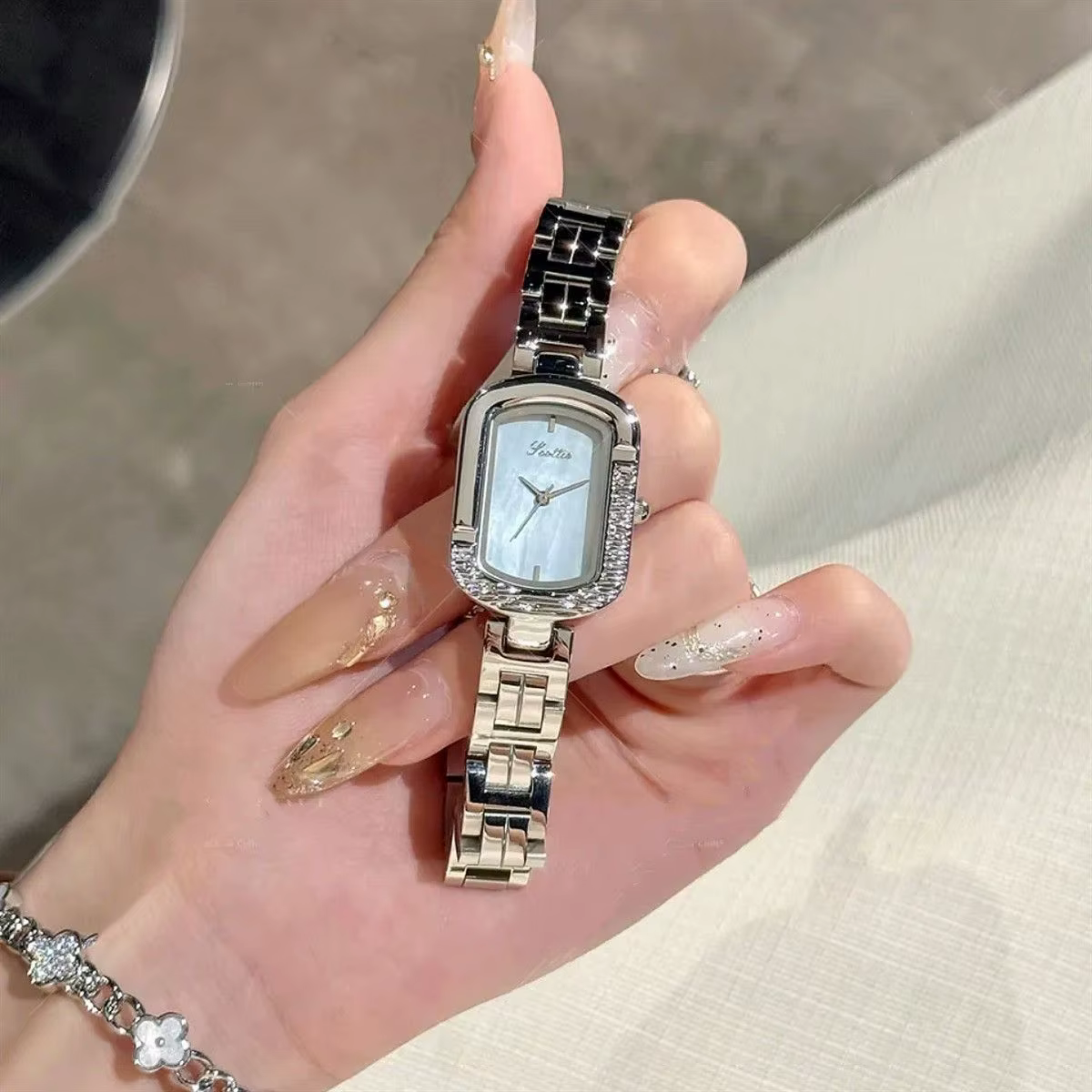 Montre carrée haut de gamme pour femmes, nouveau luxe, cadre asymétrique inhabituel, montre à Quartz