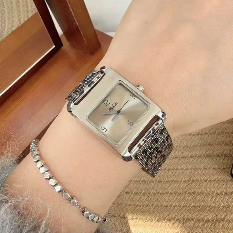 Nouvelle montre pour femme avec bracelet imprimé léopard et grand cadran, une montre décontractée et
