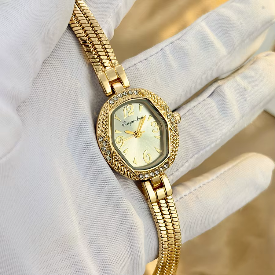 Petite montre élégante pour femme - Cadran hexagonal, design à pompon, montre vintage dorée