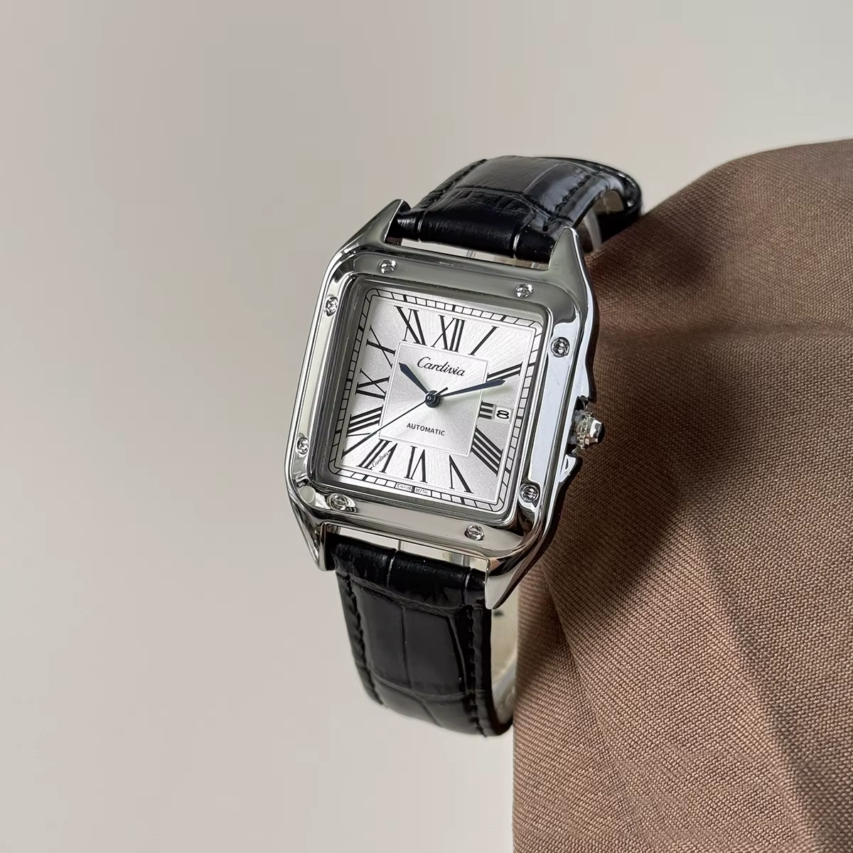 Montre à quartz carrée haut de gamme pour femme avec boîtier en alliage, bracelet en cuir noir, cadr