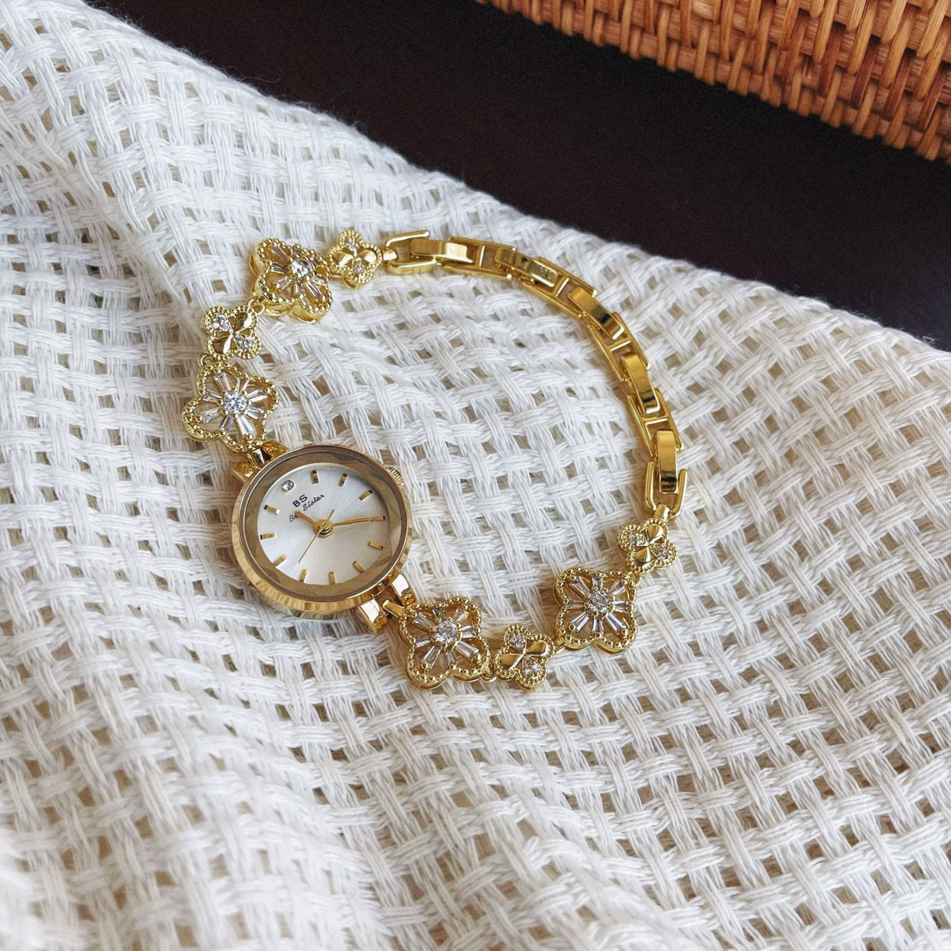 Nouvelle montre-bracelet ajourée élégante pour femme, montre à quartz dorée élégante, parfaite comme