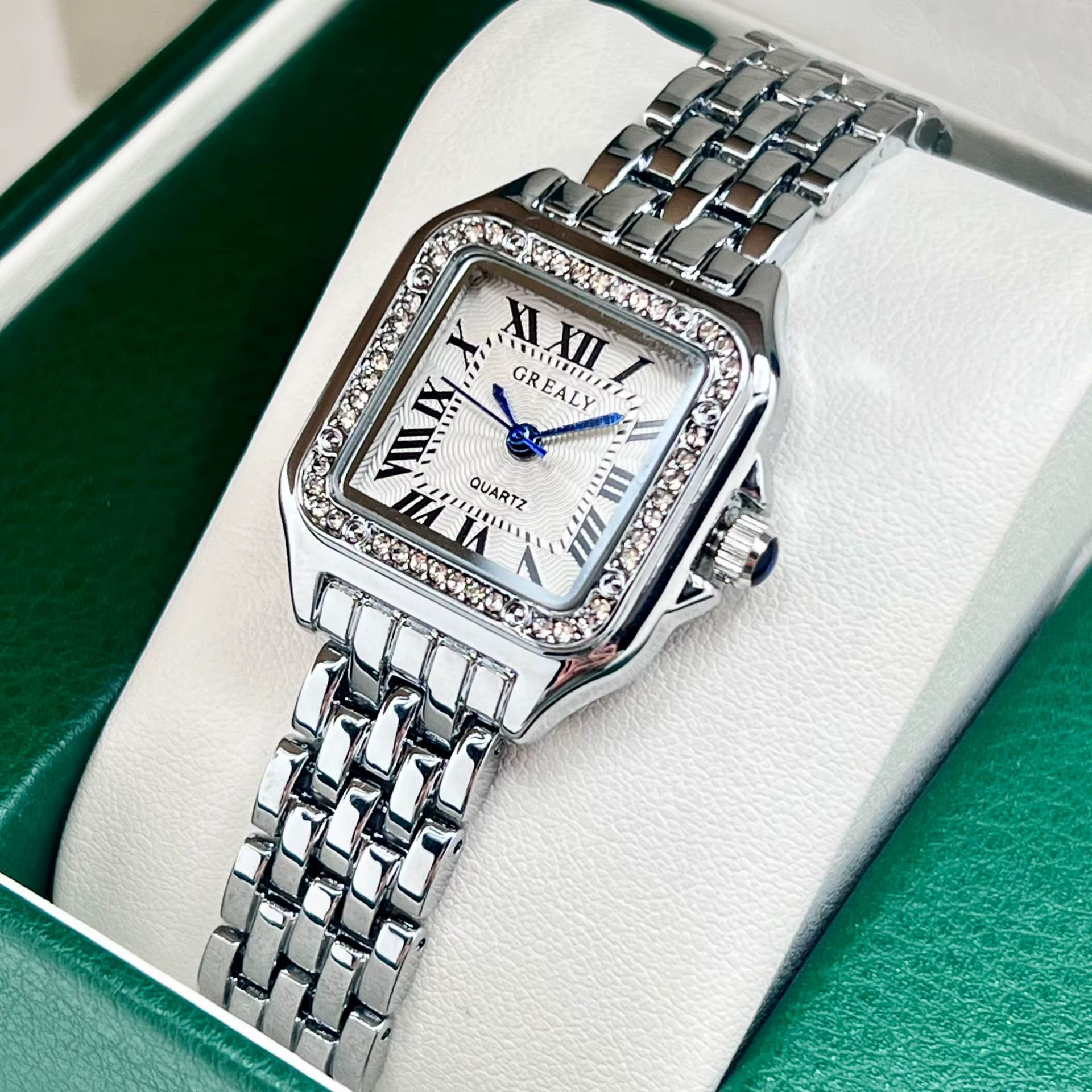 Nouvelles femmes montre lumière marque de luxe affaires or acier inoxydable dames mode montres à Qua