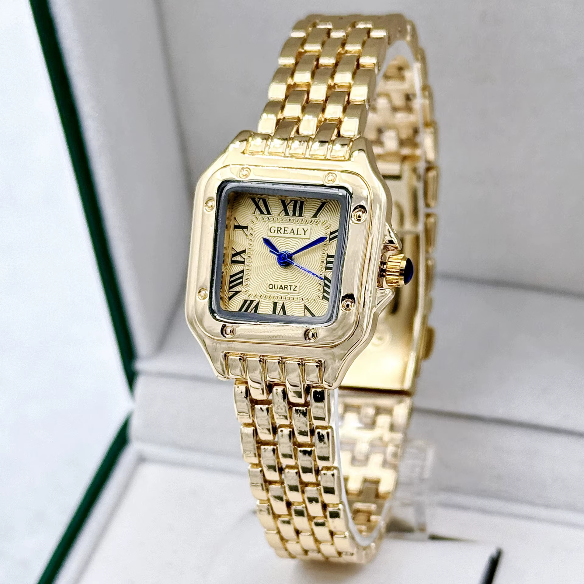 Nouvelles femmes montre lumière marque de luxe affaires or acier inoxydable dames mode montres à Qua