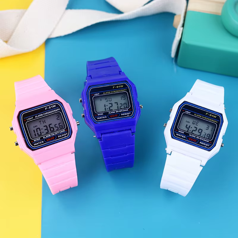 Montres électroniques pour femmes et hommes