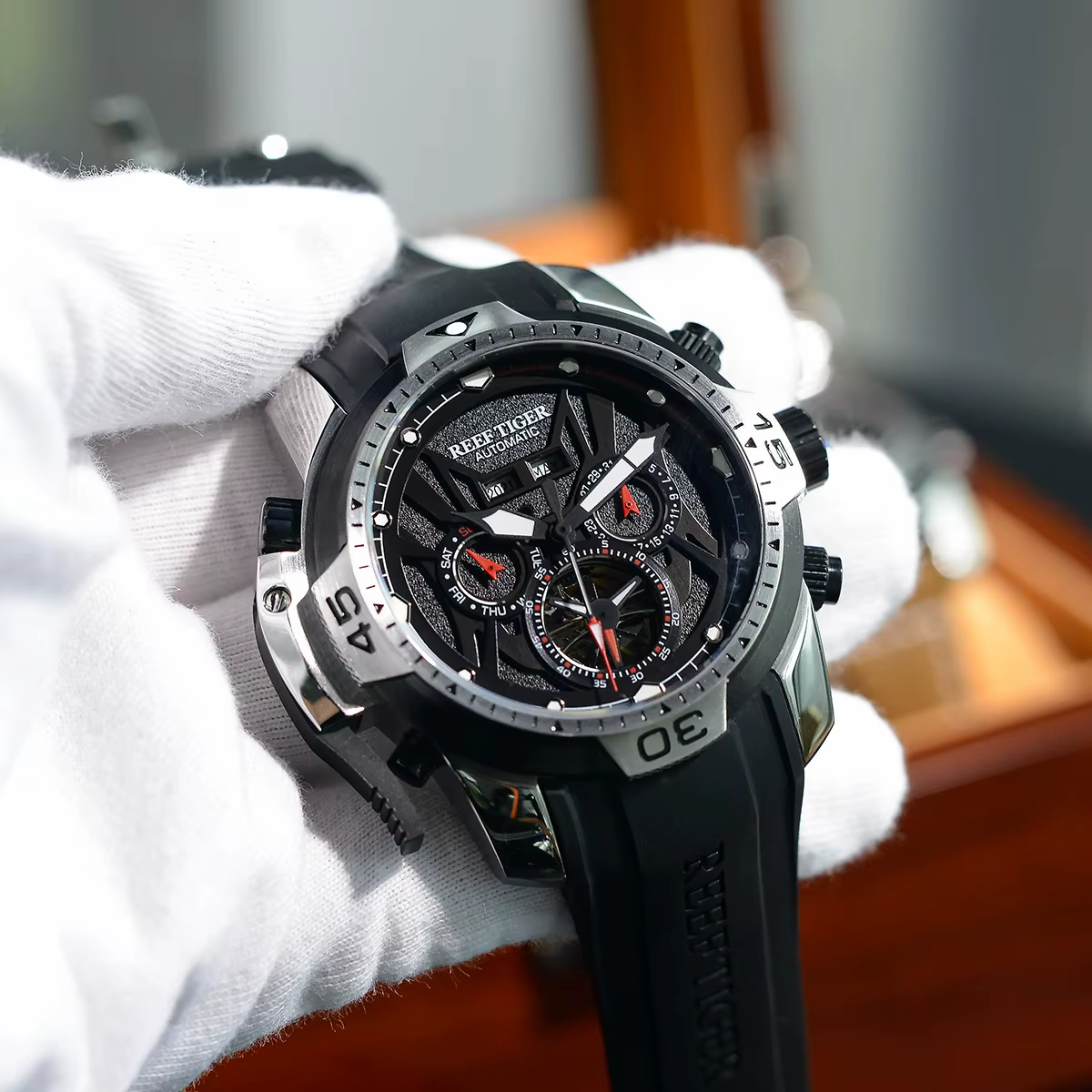 Reef Tiger-Montre de sport à cadran en acier avec calendrier perpétuel