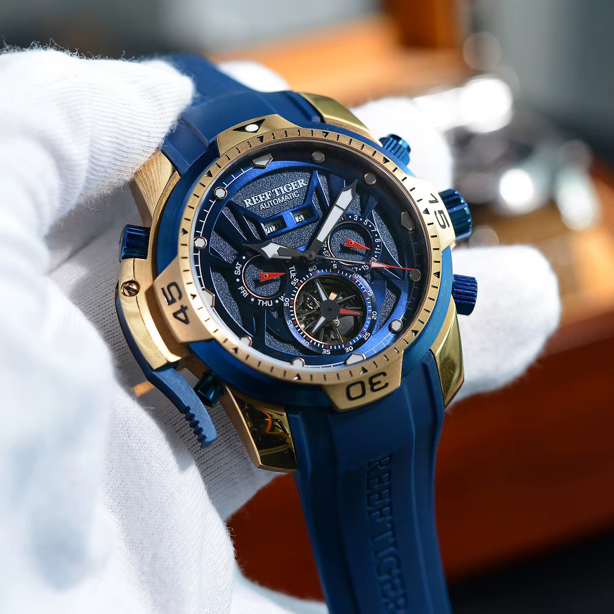 Reef Tiger-Montre de sport à cadran en acier avec calendrier perpétuel