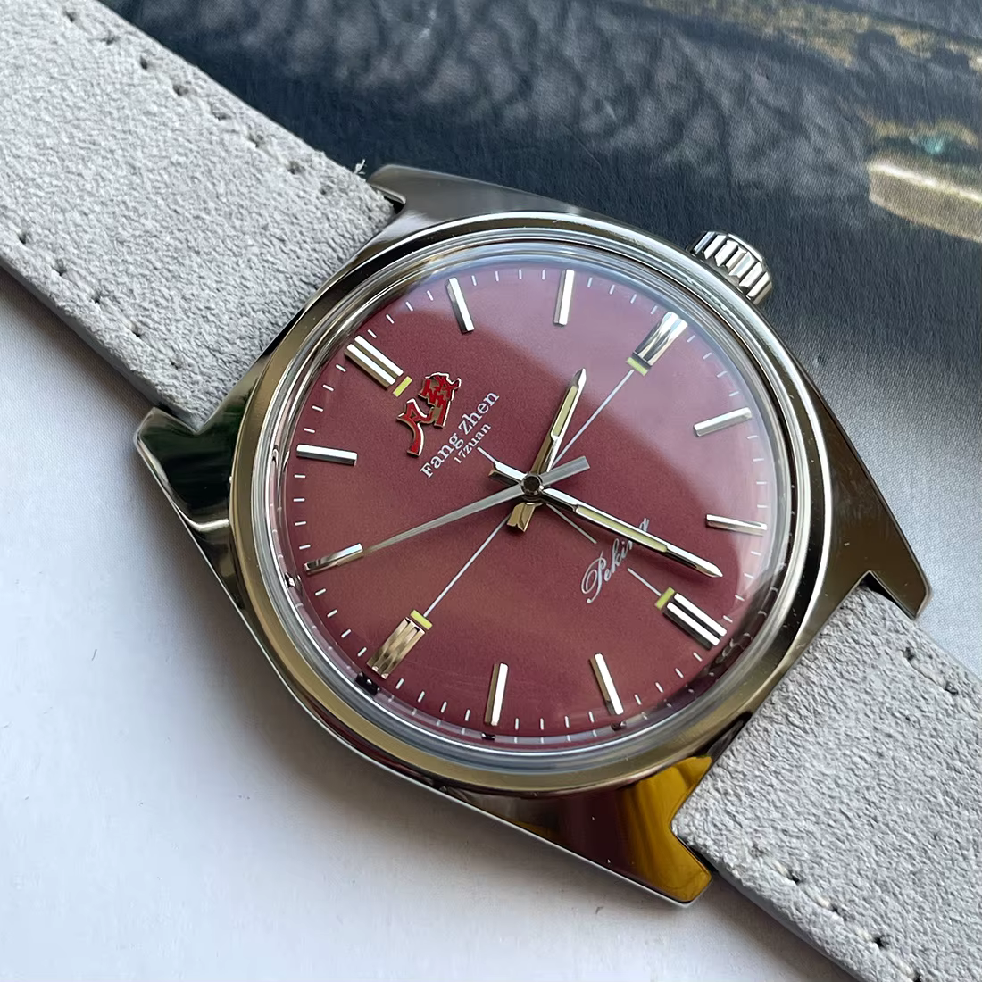 Montre Merkur avec cadran rouge vin