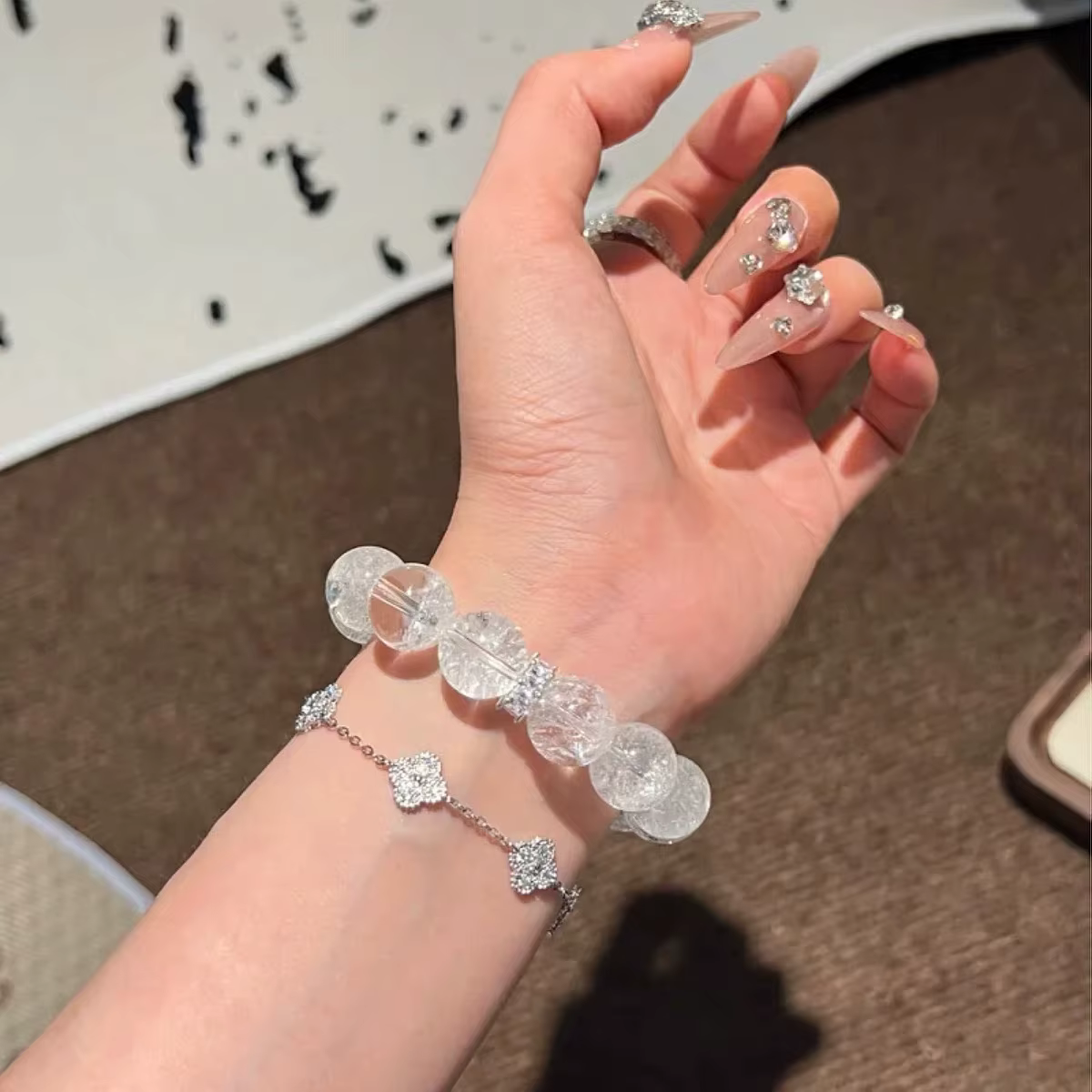 Un bracelet éblouissant en cristal de glace pilée blanc