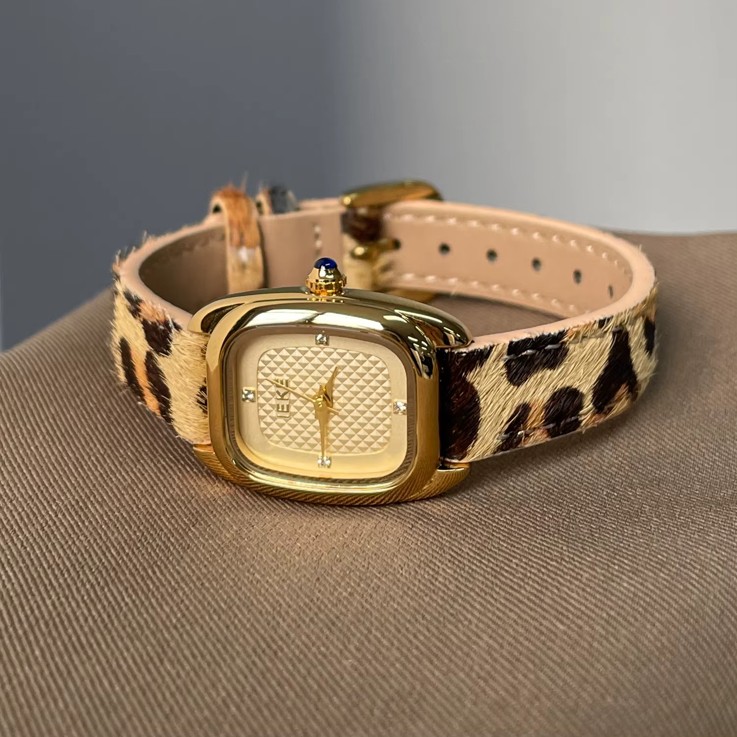 Montre élégante à imprimé léopard de luxe