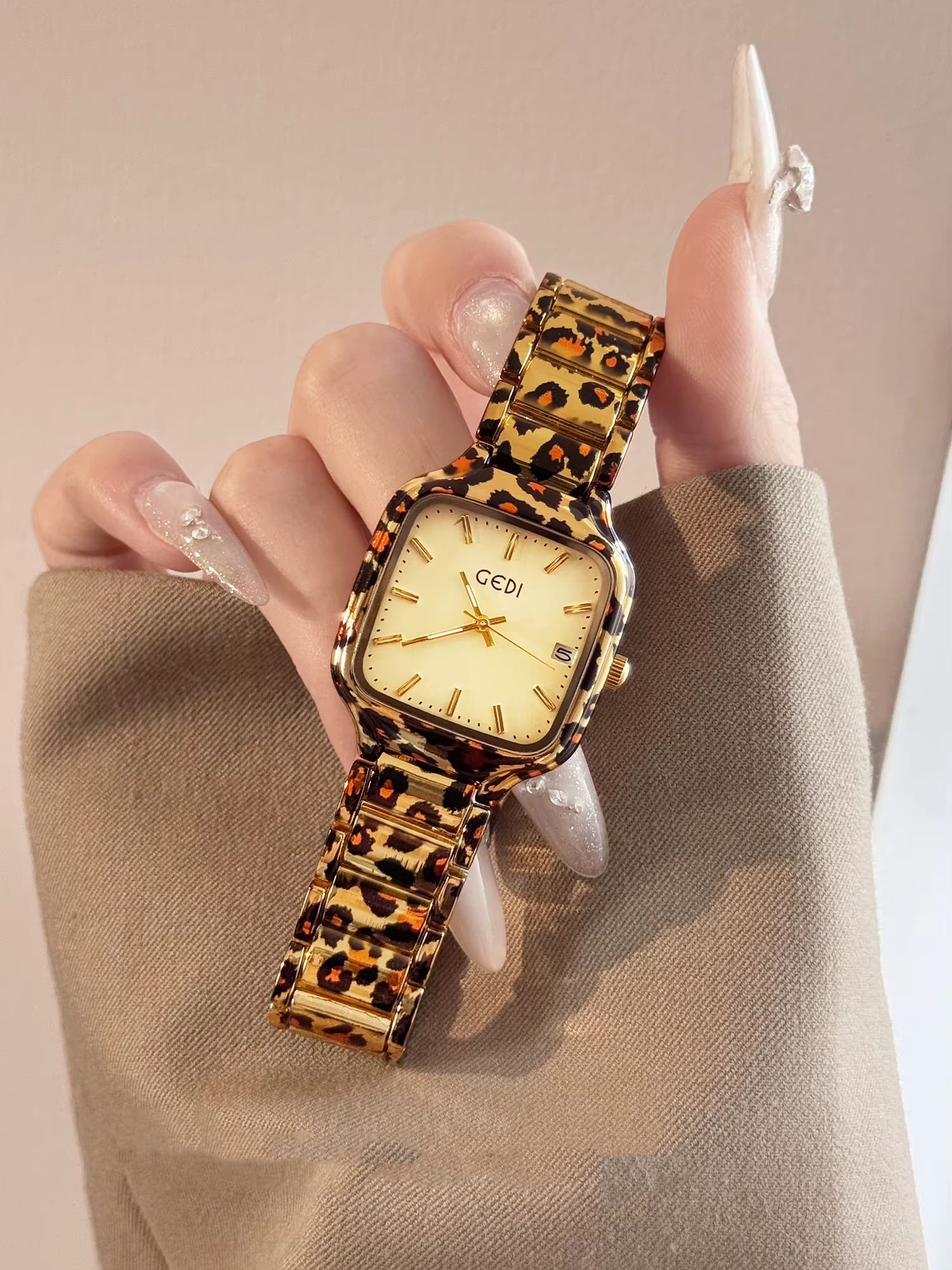 2025 Nouvelle montre de mode d'inspiration vintage pour femmes imprimé léopard boîtier carré en acier inoxydable montre-bracelet à quartz pour dames horloge cadeau