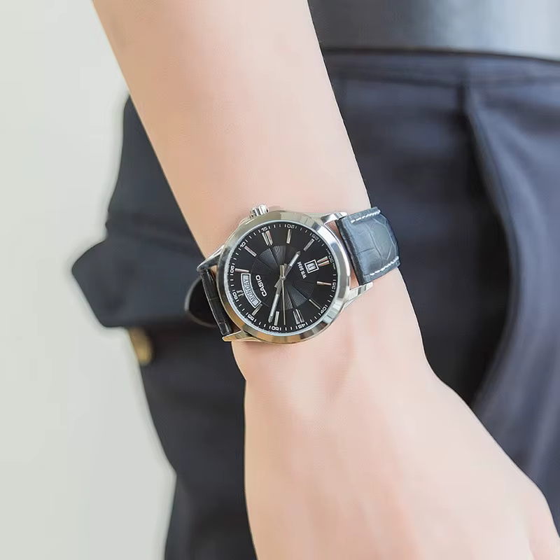 Montre à quartz classique Casio MTP-1381L-1A/7A avec affichage de la date et du jour