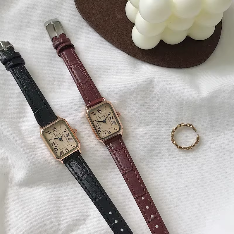 Petite montre élégante pour les jeunes filles du collège