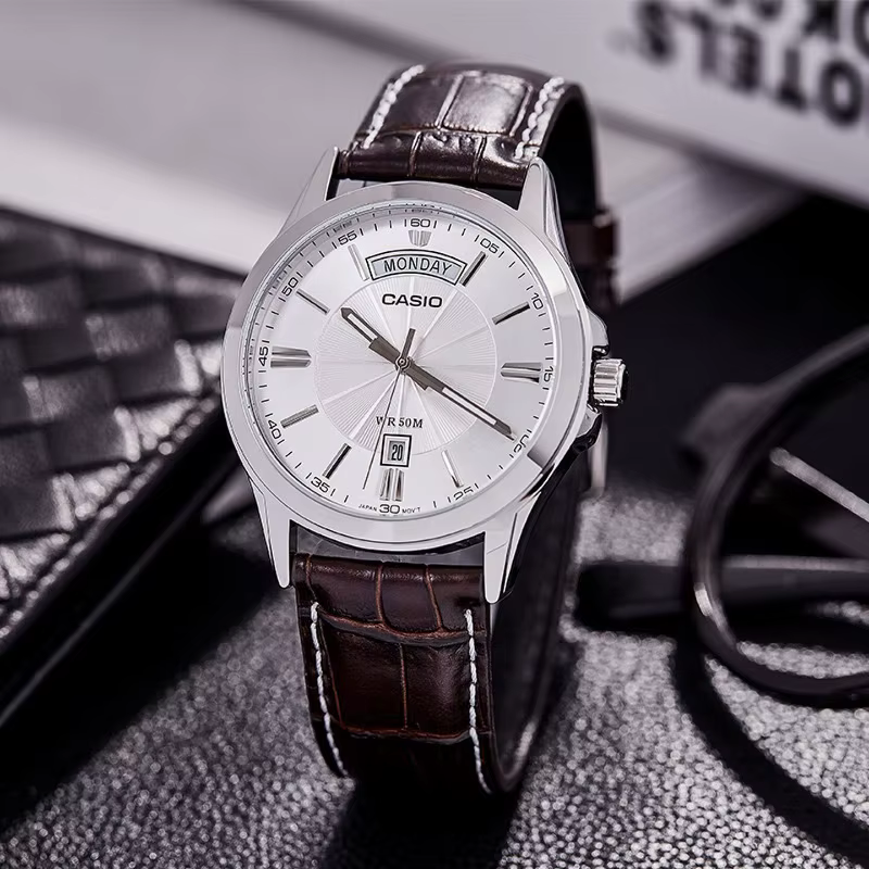 Montre à quartz classique Casio MTP-1381L-1A/7A avec affichage de la date et du jour