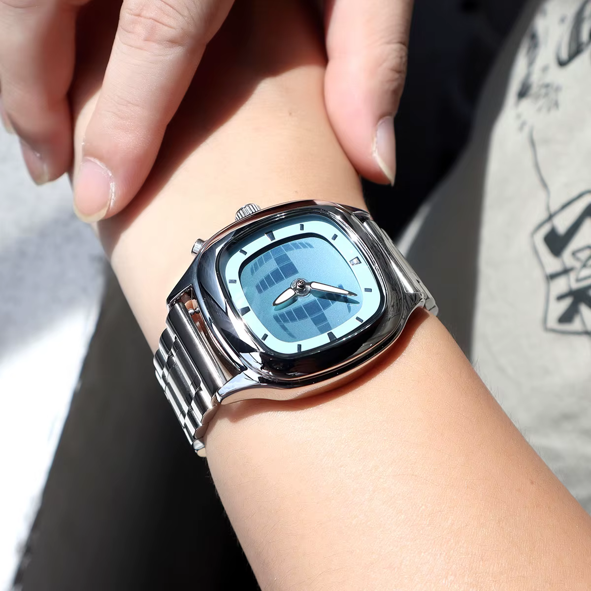 Montre à quartz pour hommes avec éclairage affichage numérique et dynamique des chiffres montre-bracelet futuriste rétro créative avec bracelet en acier inoxydable