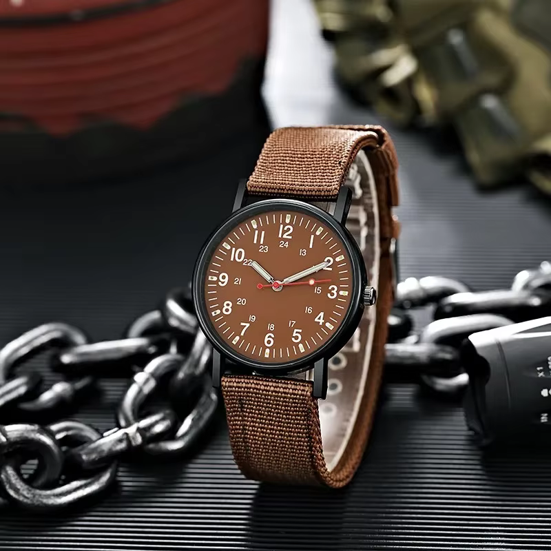 Nouveau Design de luxe hommes montres lumineux main vent alliage