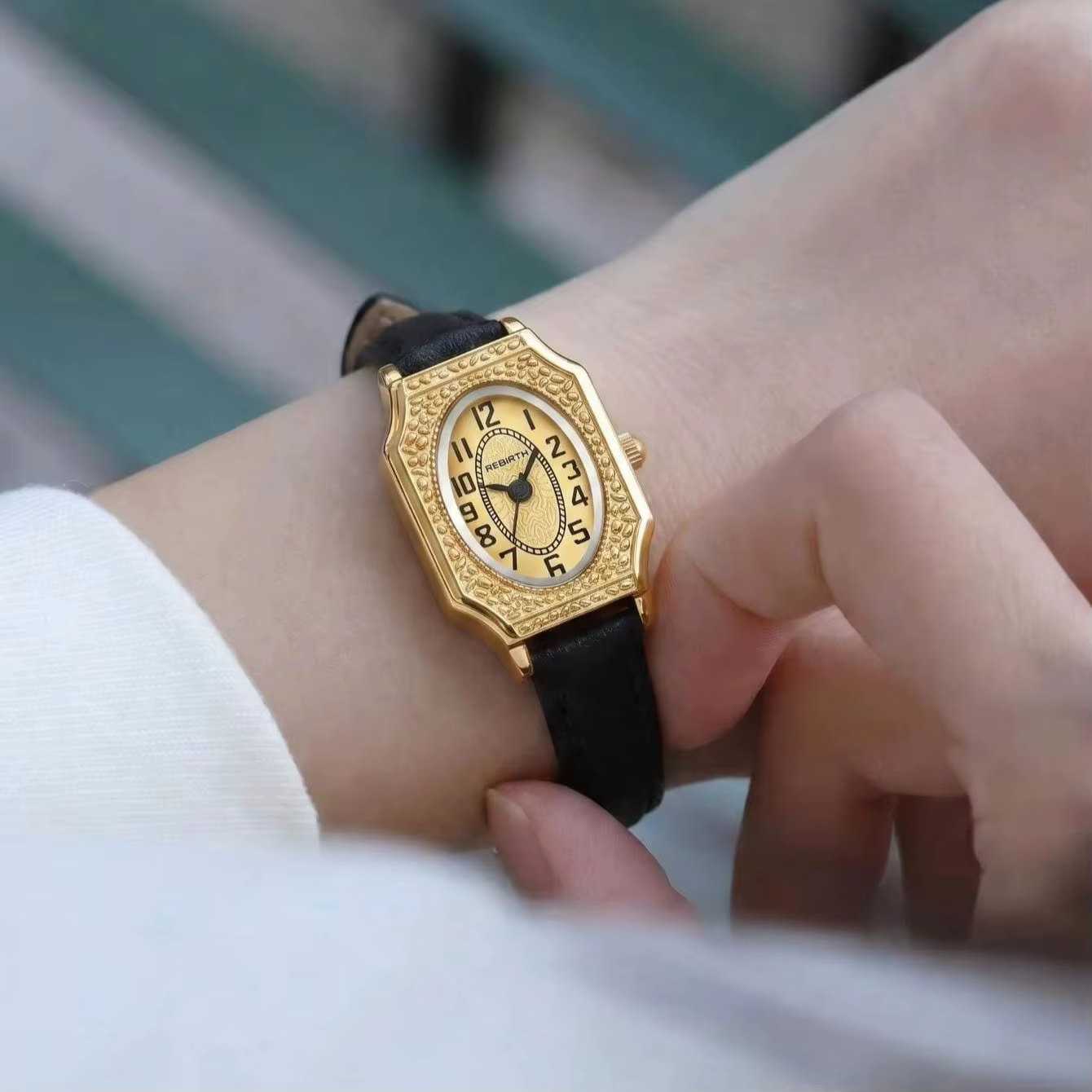 Montre à quartz simple et rétro pour femme avec un cadran ovale compact et un bracelet en cuir fin pour un usage quotidien