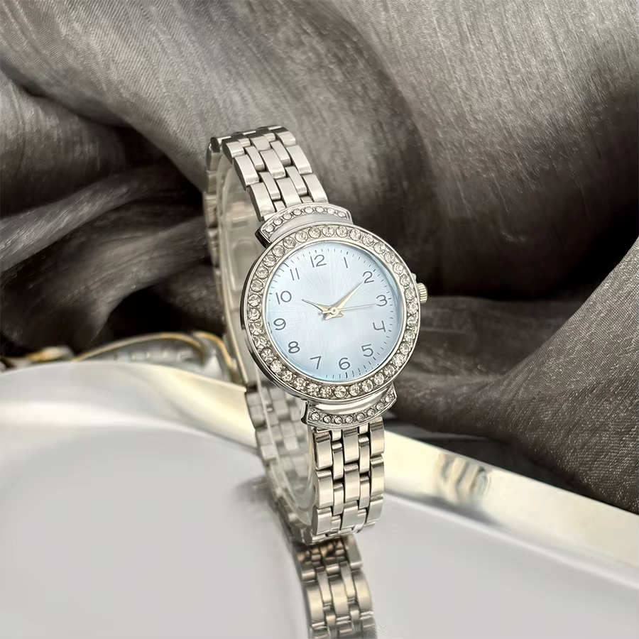 Montre élégante pour femme : cadran surdimensionné, verre convexe incurvé, bracelet en acier inoxydable durable, montre élégante argentée pour femme
