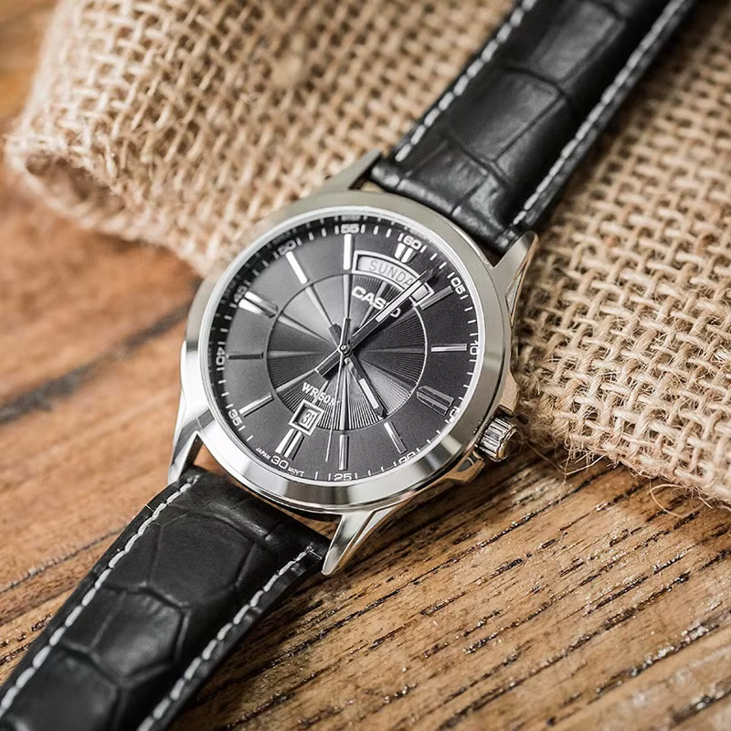 Montre à quartz classique Casio MTP-1381L-1A/7A avec affichage de la date et du jour