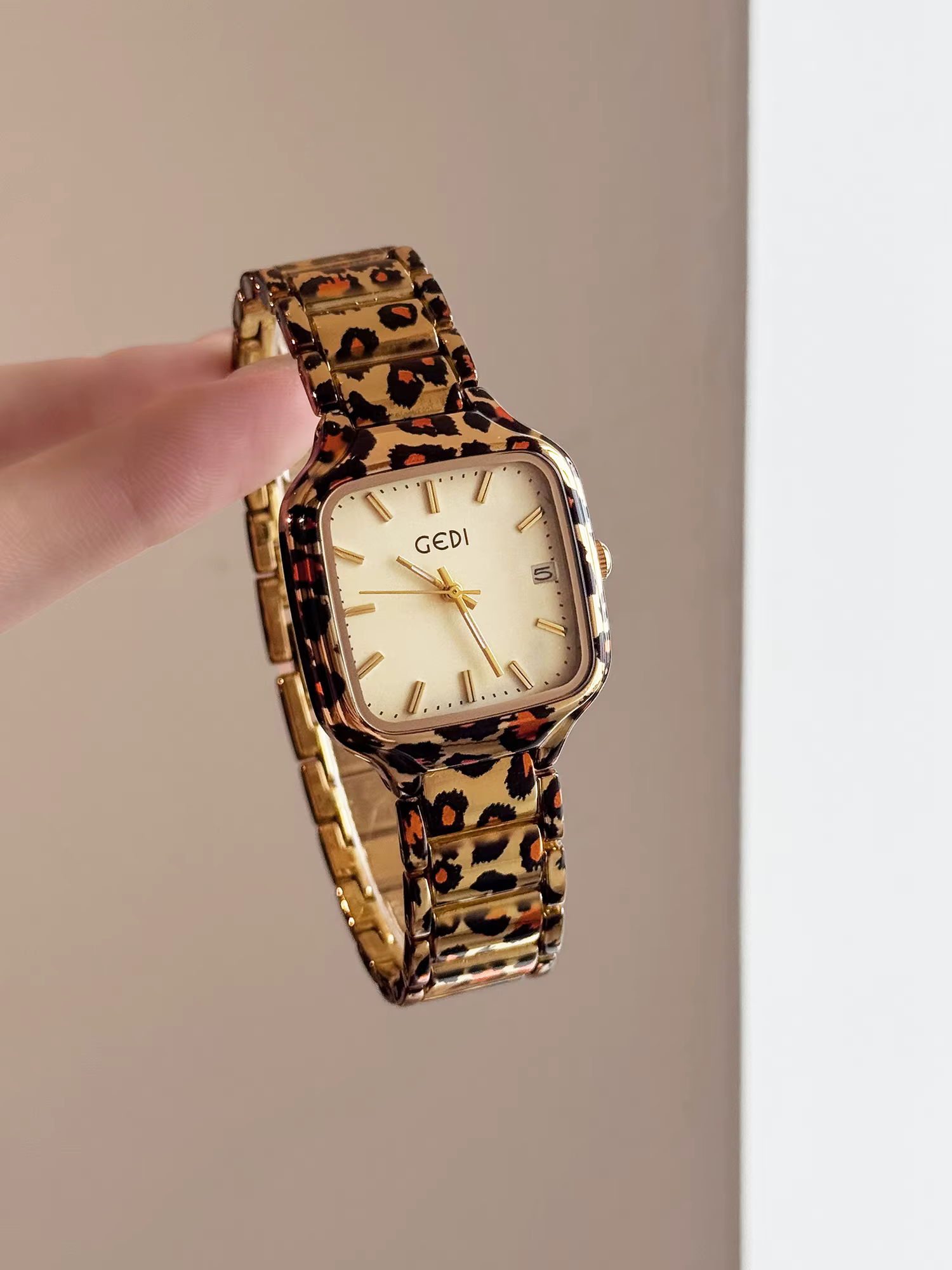 2025 Nouvelle montre de mode d'inspiration vintage pour femmes imprimé léopard boîtier carré en acier inoxydable montre-bracelet à quartz pour dames horloge cadeau