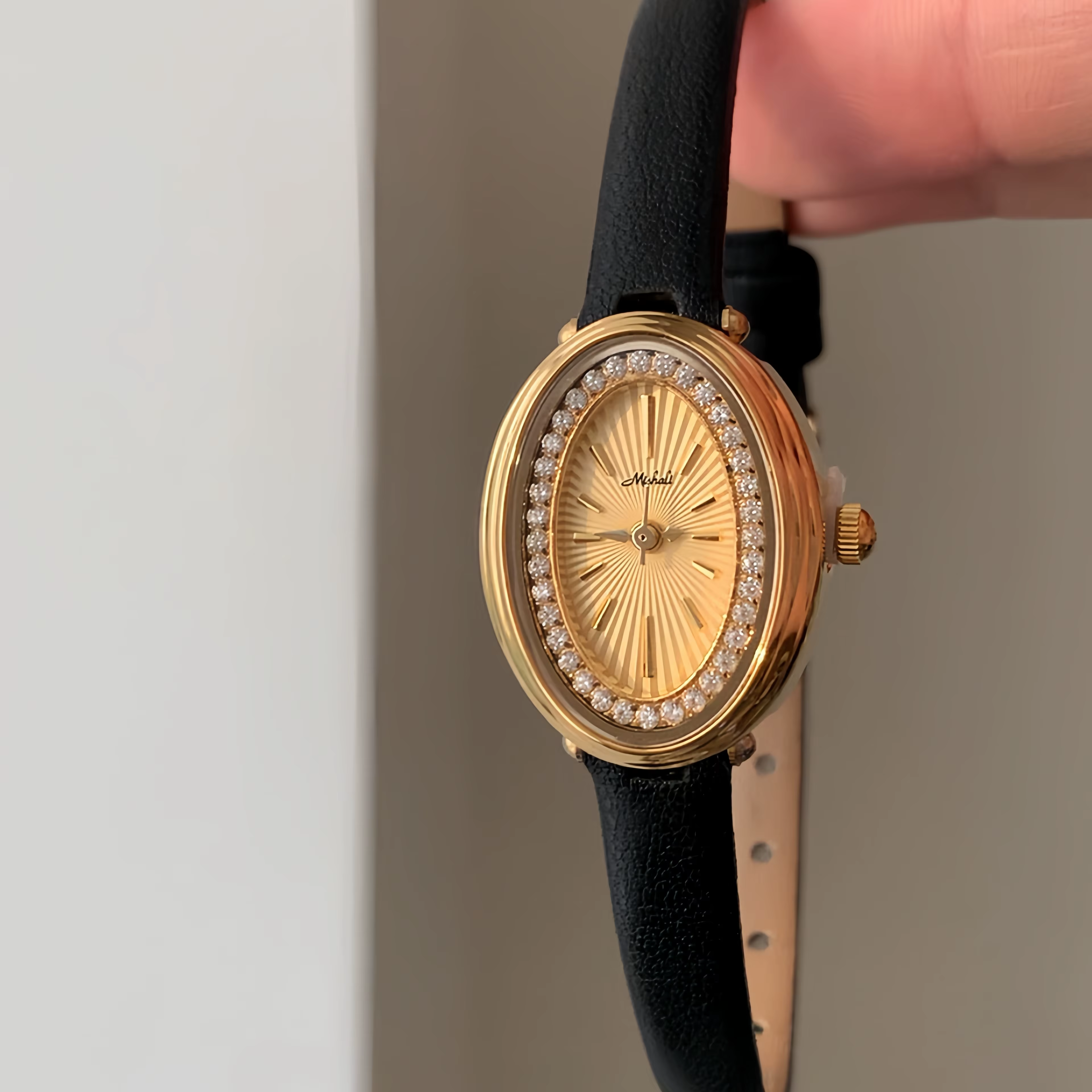 Montre elliptique incrustée de diamants