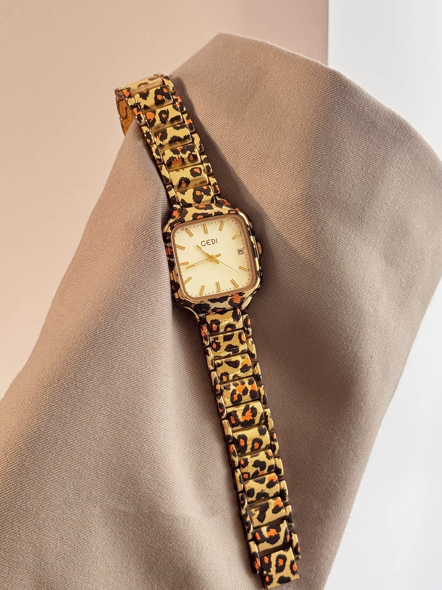 2025 Nouvelle montre de mode d'inspiration vintage pour femmes imprimé léopard boîtier carré en acier inoxydable montre-bracelet à quartz pour dames horloge cadeau