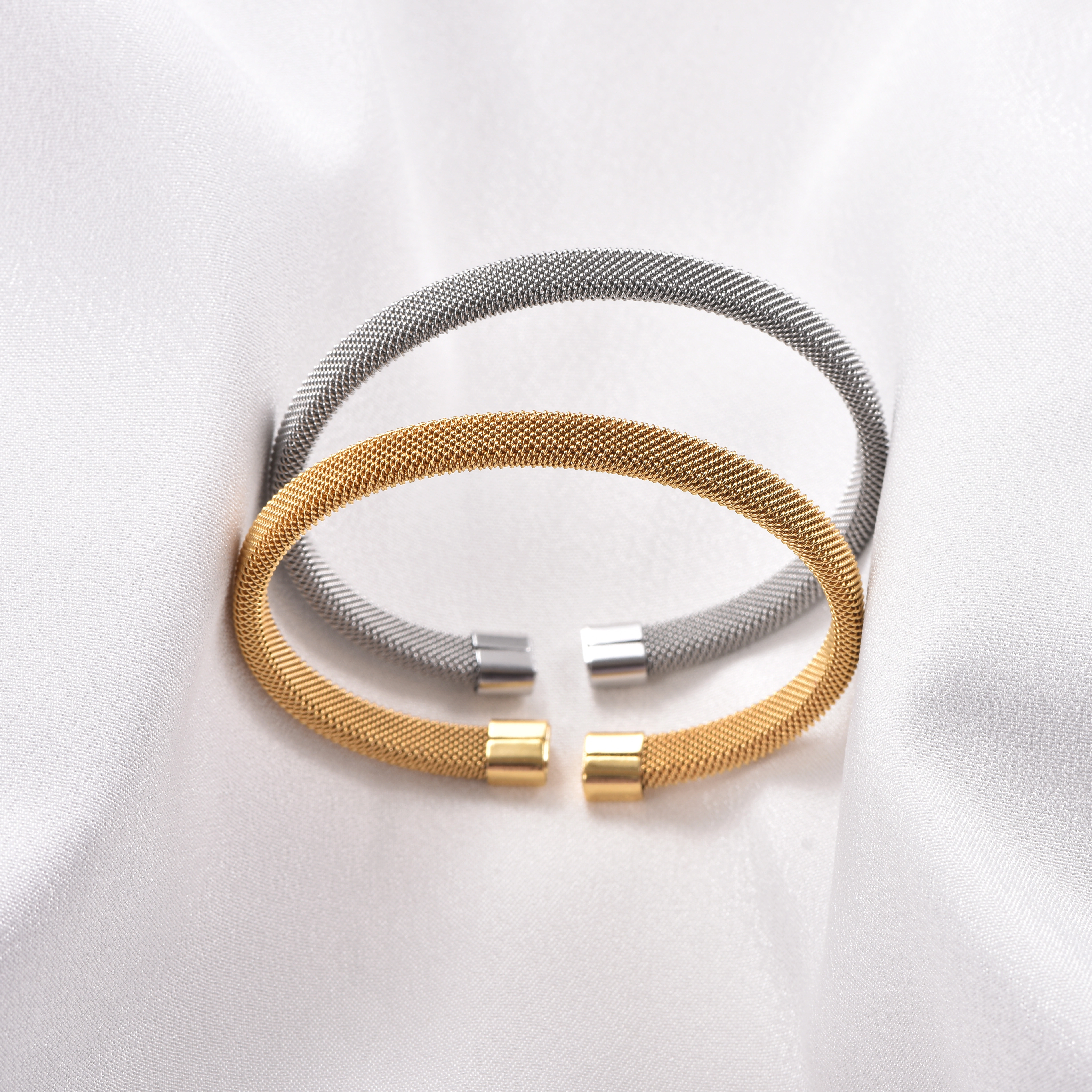 Bracelet ouvert minimaliste en maille tressée