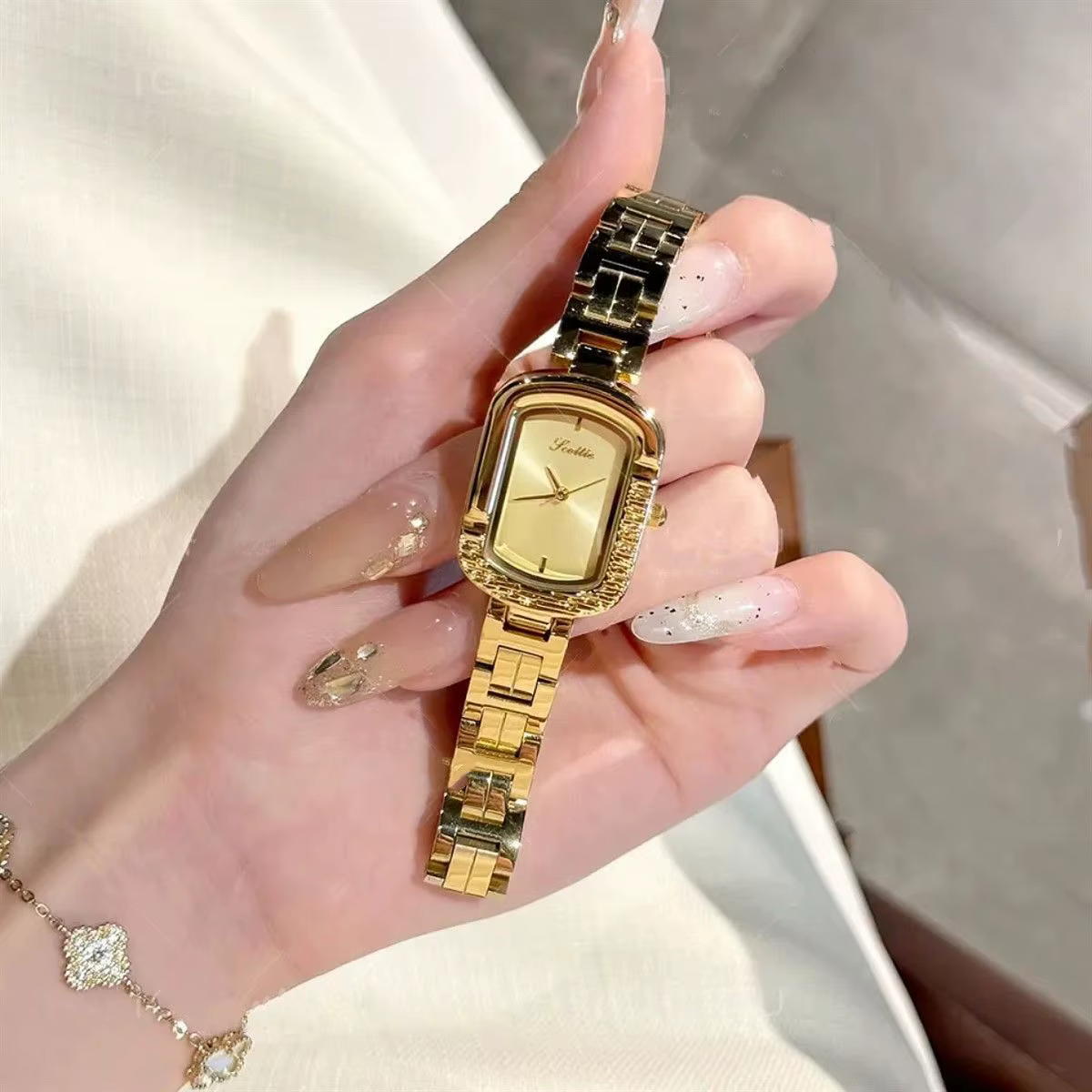 Montre carrée haut de gamme pour femmes, nouveau luxe, cadre asymétrique inhabituel, montre à Quartz en acier inoxydable doré, cadeau pour femmes, 2026