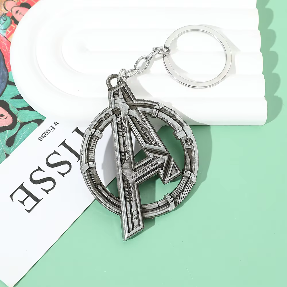 Porte-clés avec logo Avengers Tower Letter A, accessoires de Cosplay pour hommes et femmes, accessoires de sac à dos, cadeaux