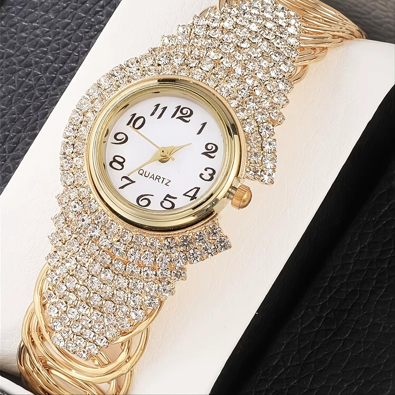 Montre élégante pour femme entièrement ornée de strass