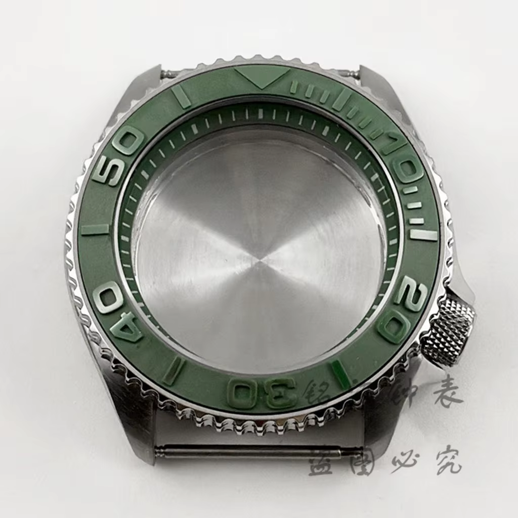 Boîtier de montre à anneau vert avec lunette inclinée