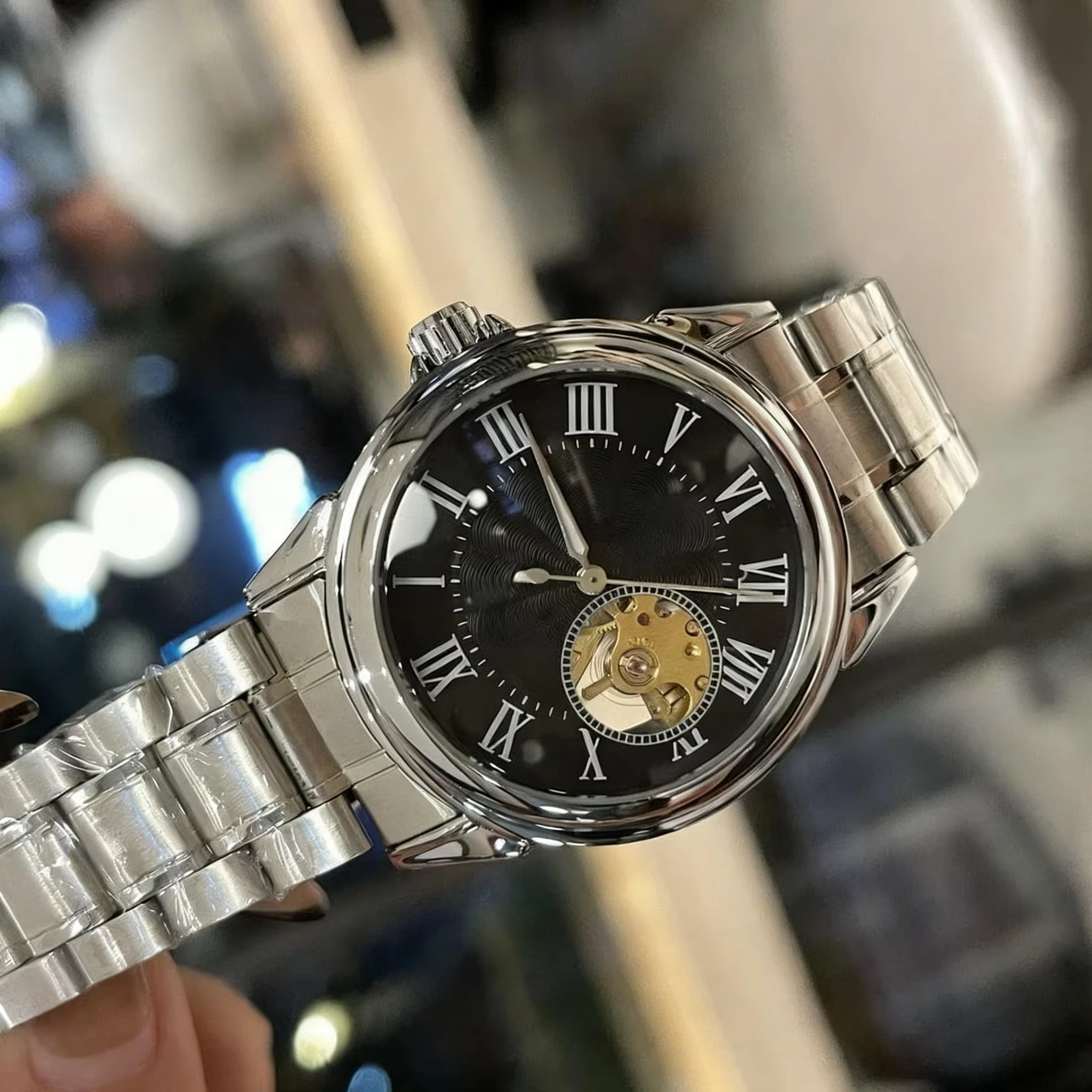 Montre de sport pour homme dans une palette de couleurs noire et bleue élégante