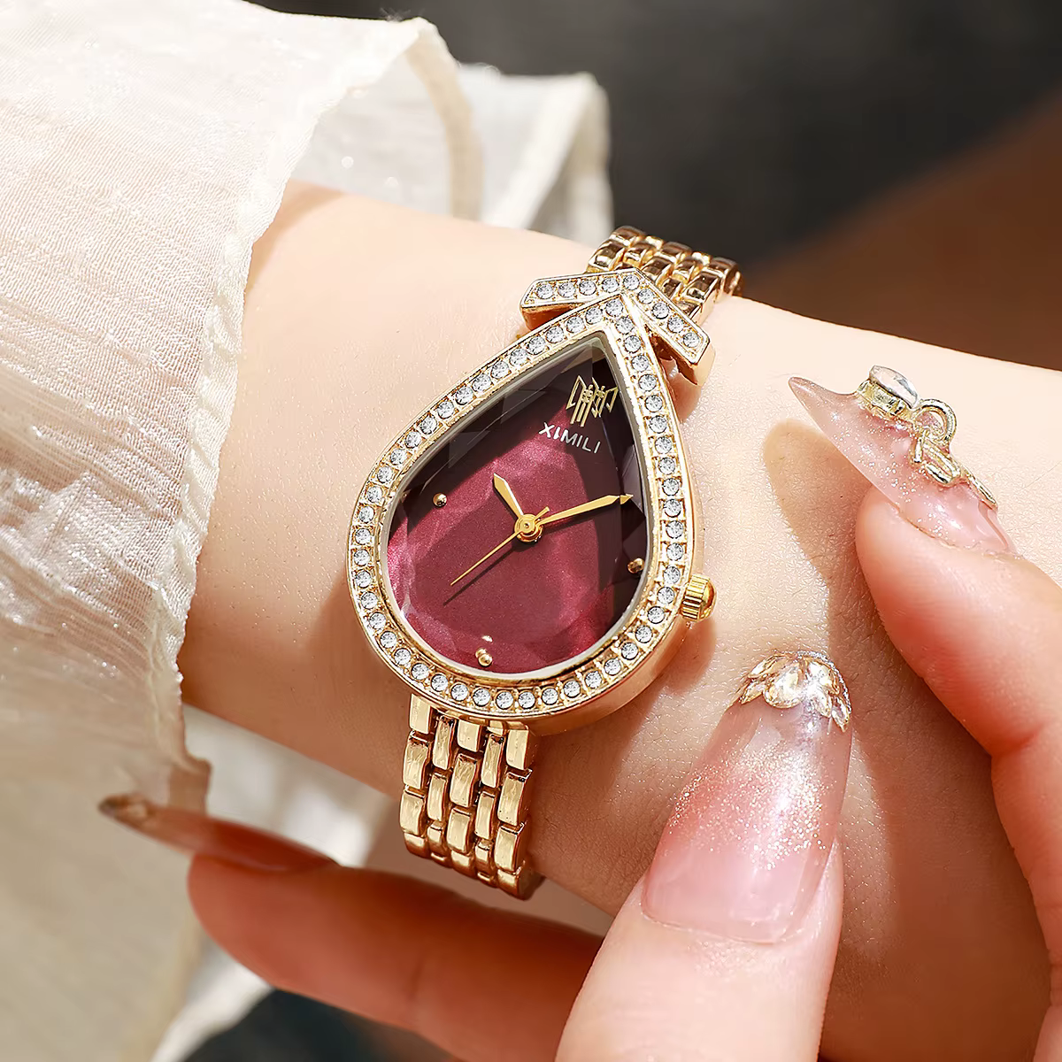 Nouvelle montre créative vintage pour femmes avec cadran en forme de larme serti de diamants