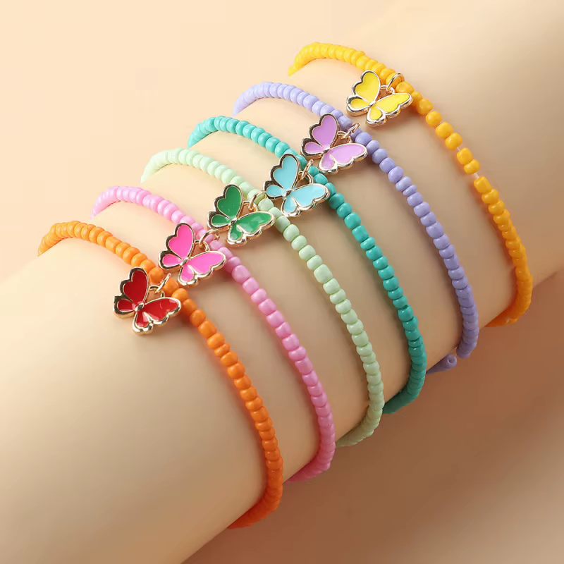 Ensemble de 6 bracelets papillons empilables – Perles colorées et breloques métalliques pour un style quotidien sans effort.