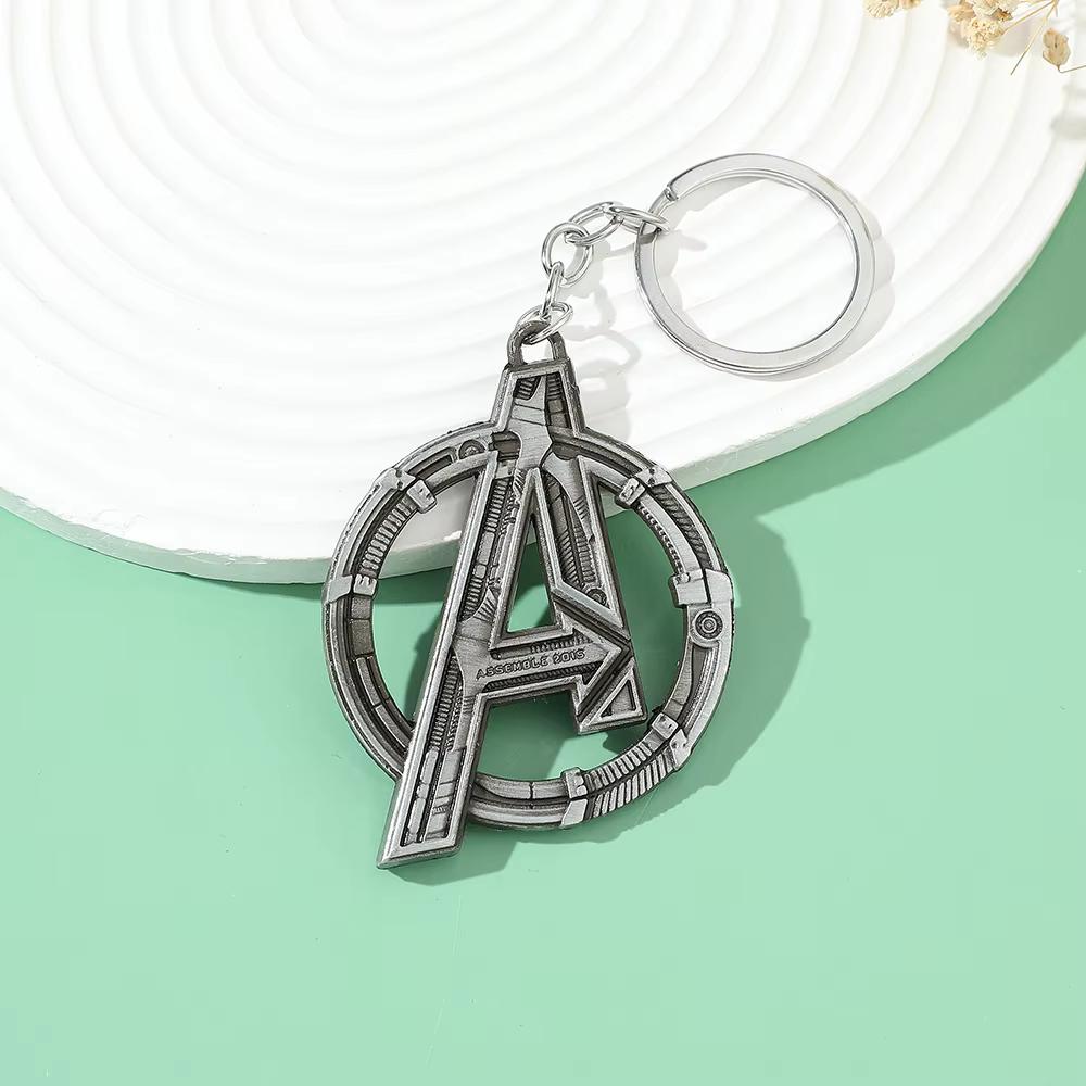 Porte-clés avec logo Avengers Tower Letter A, accessoires de Cosplay pour hommes et femmes, accessoires de sac à dos, cadeaux