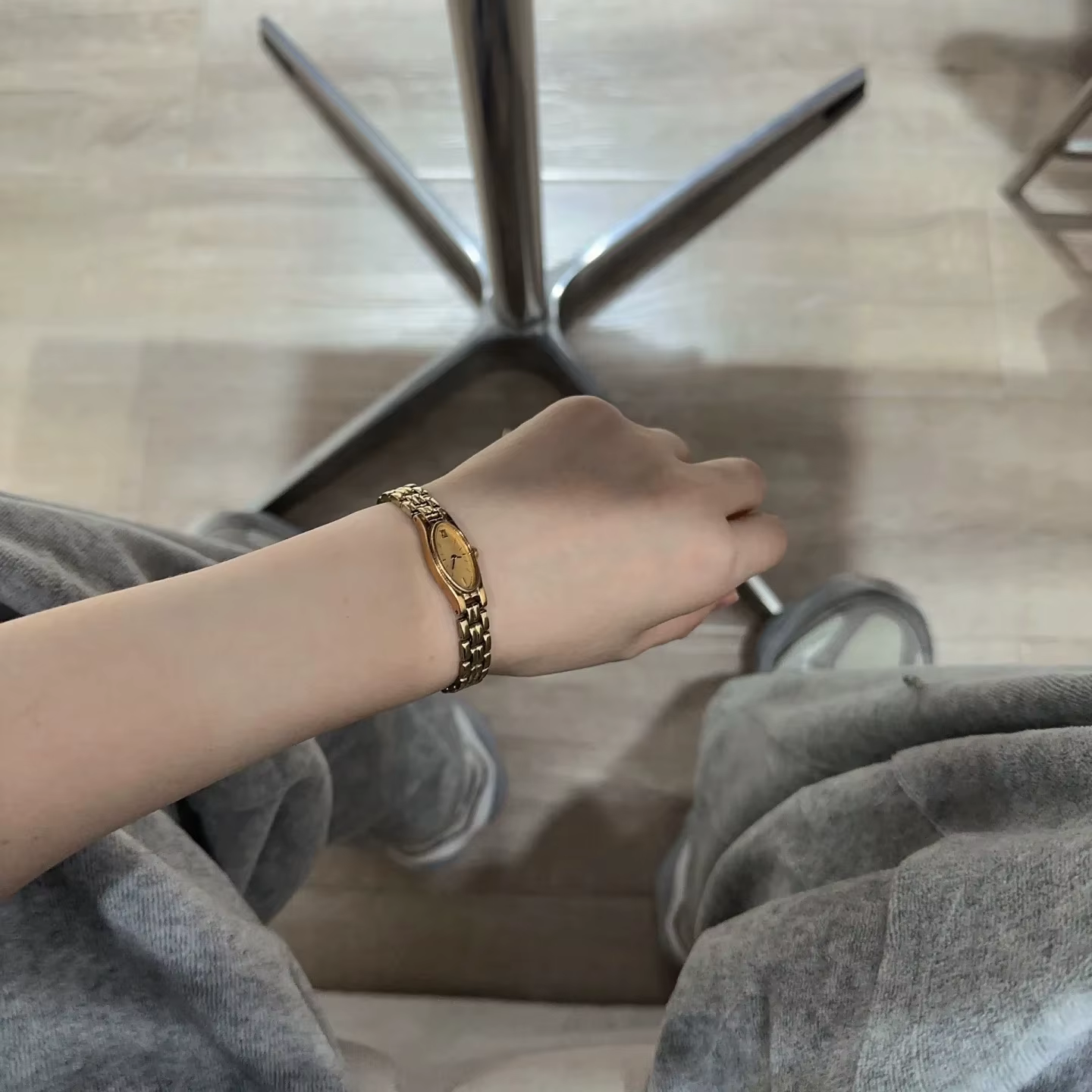 2025 nouveau style vintage étanche artistique quartz lumière luxe montre pour femme en acier