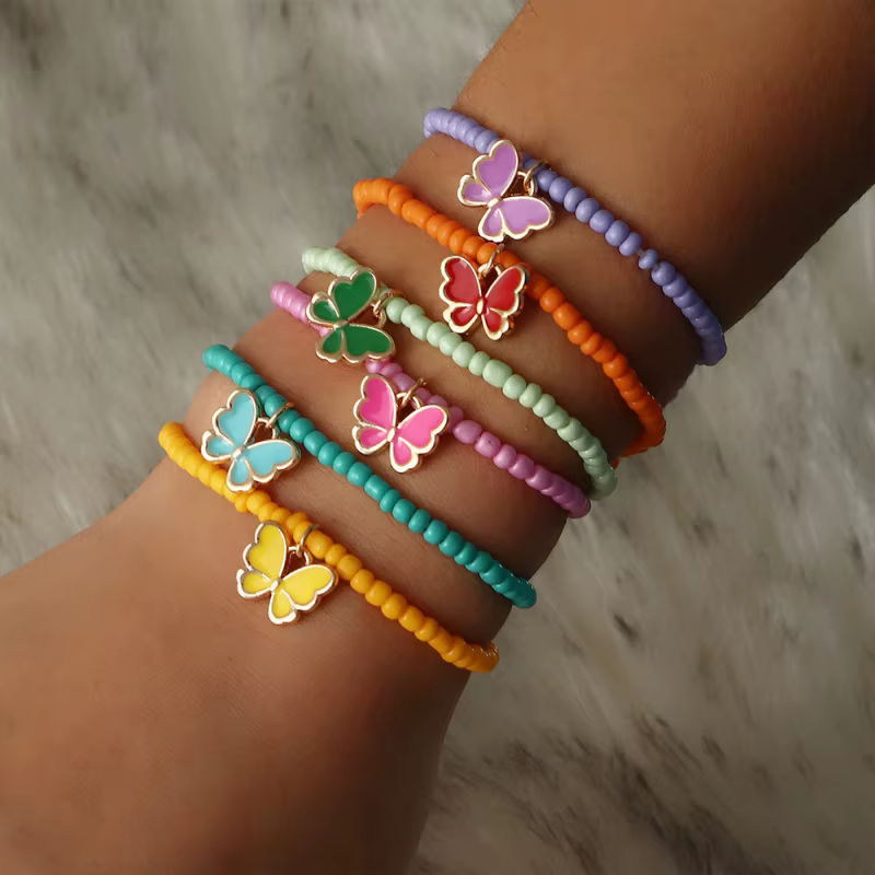Ensemble de 6 bracelets papillons empilables – Perles colorées et breloques métalliques pour un style quotidien sans effort.