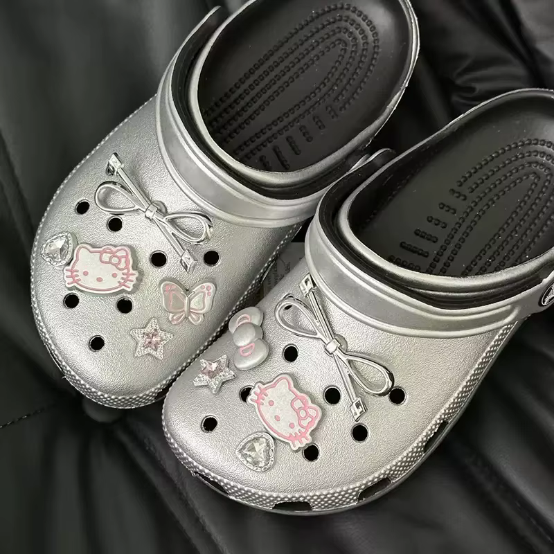 Ensemble de breloques pour chaussures Hello Kitty argentées