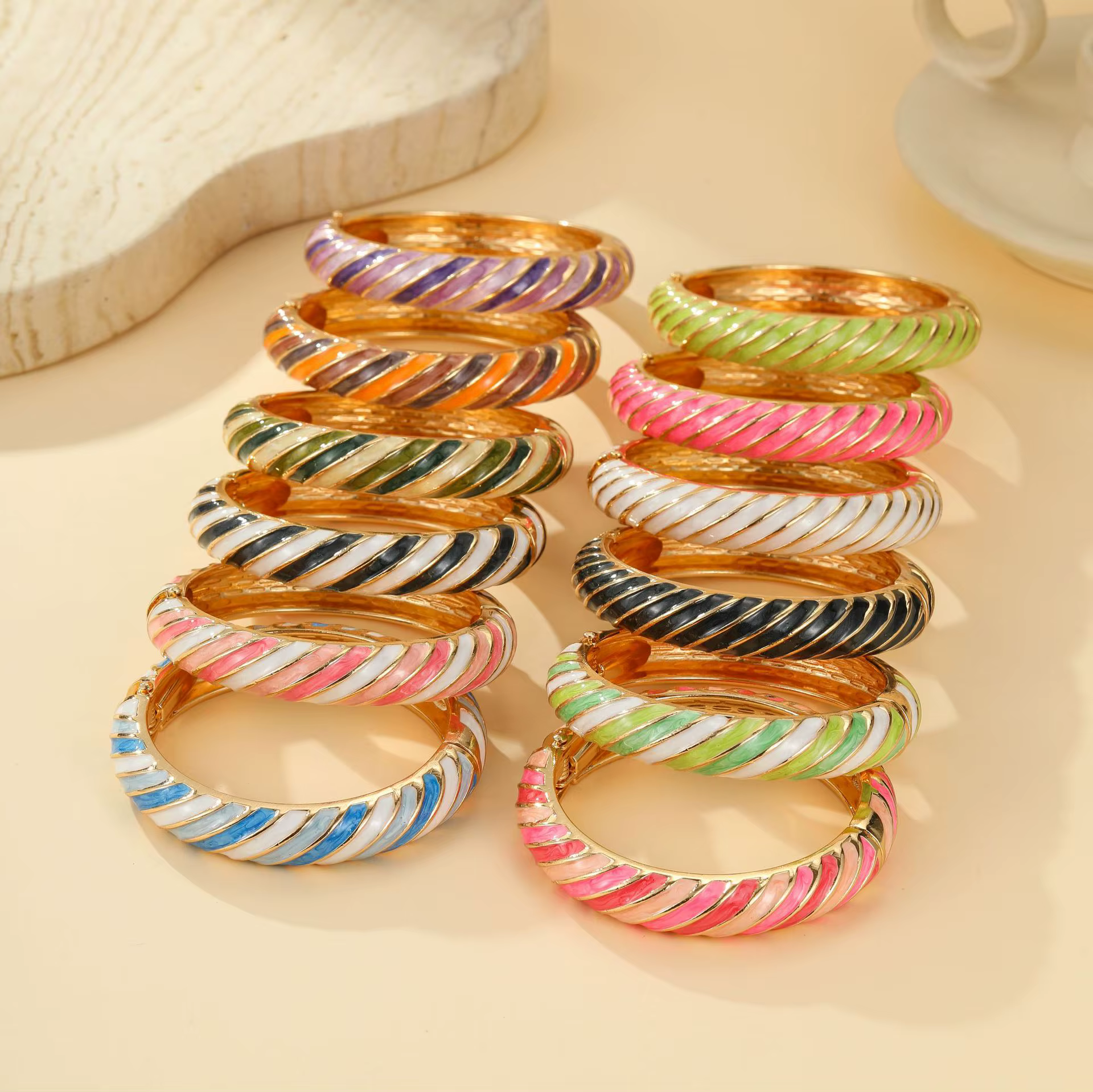Bracelet ouvert épaissi avec rayures colorées effet goutte d'huile pour femme