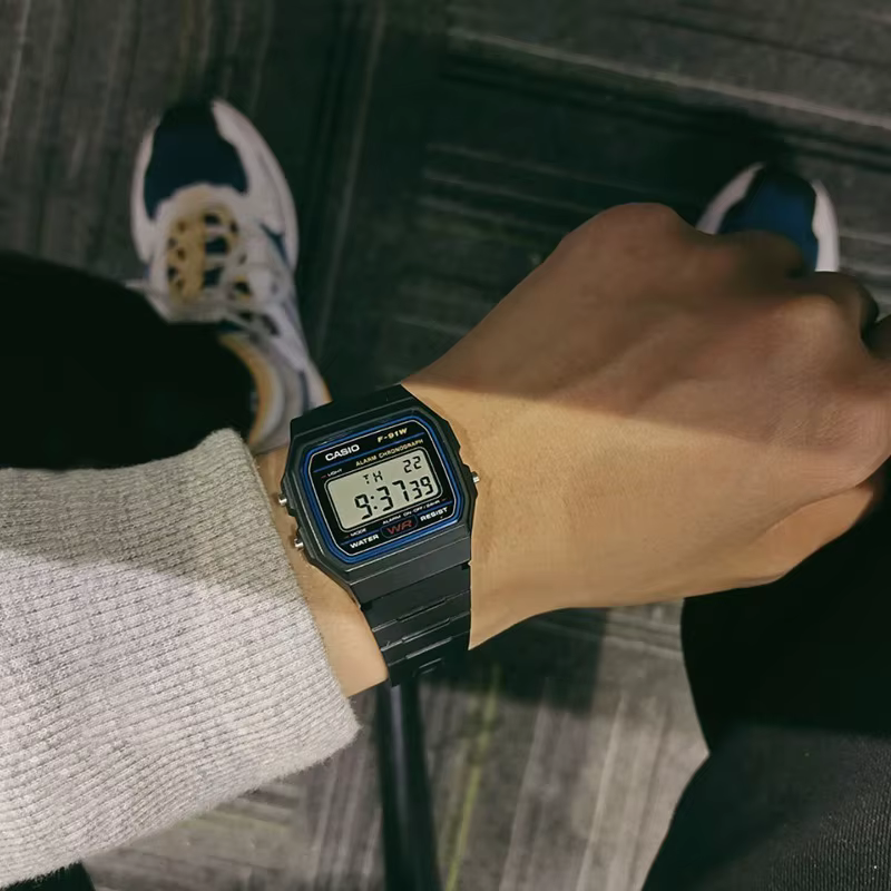 Montre numérique minimaliste tendance de la série Casio F-91W