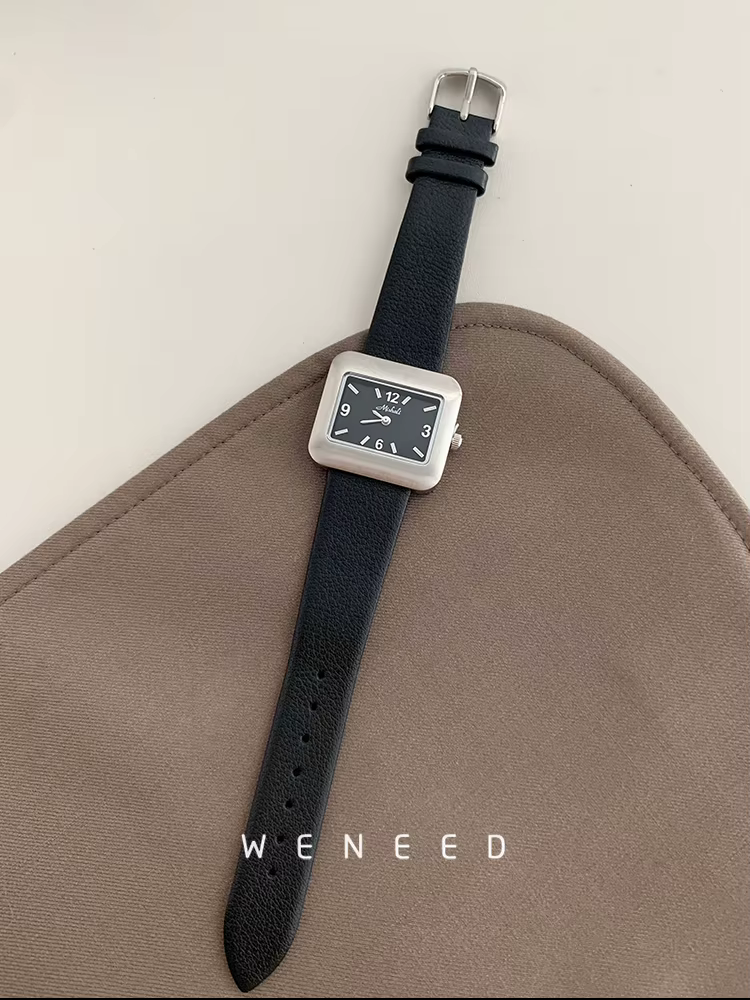 2025 nouvelle montre de mode numérique pour femme Simple carré petit cadran ceinture en cuir femmes