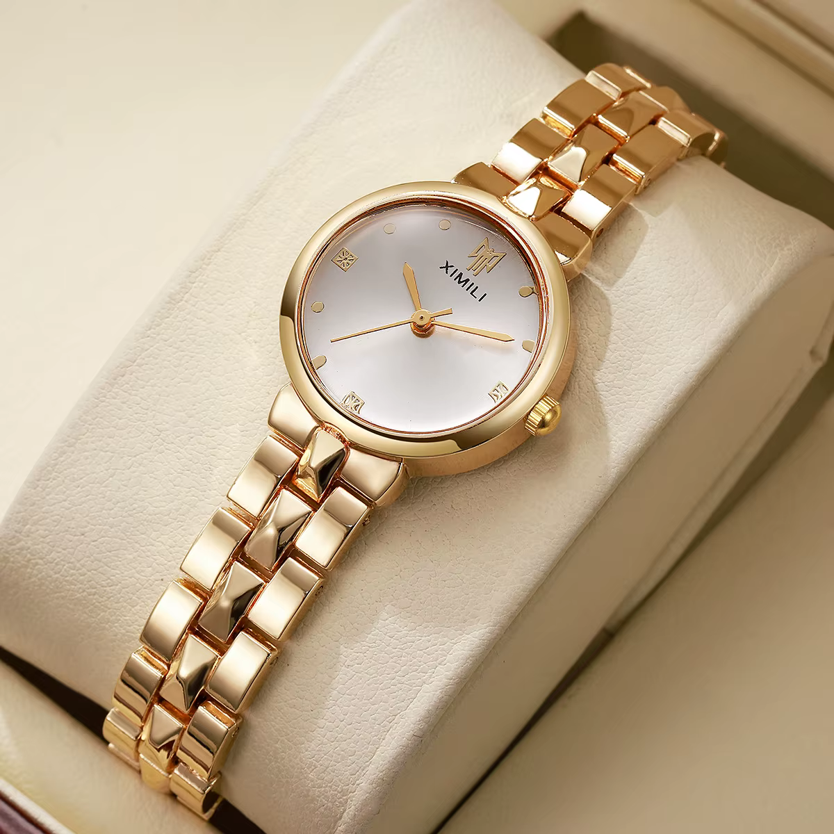 Nouvelle montre-bracelet pour femme, style bracelet carré doré, montre pour femme luxueuse et simple, montre-bracelet haut de gamme pour femme.