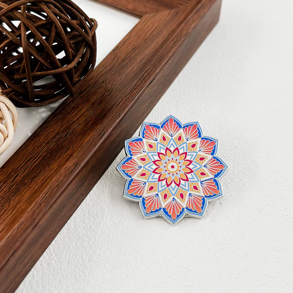 Épinglette Mandala en émail, Art psychédélique de géométrie sacrée, Badge de méditation et de guidance spirituelle, Bijou décoratif