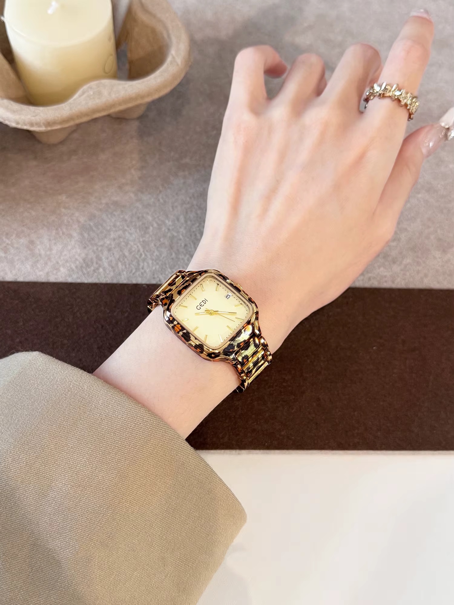 2025 Nouvelle montre de mode d'inspiration vintage pour femmes imprimé léopard boîtier carré en acier inoxydable montre-bracelet à quartz pour dames horloge cadeau