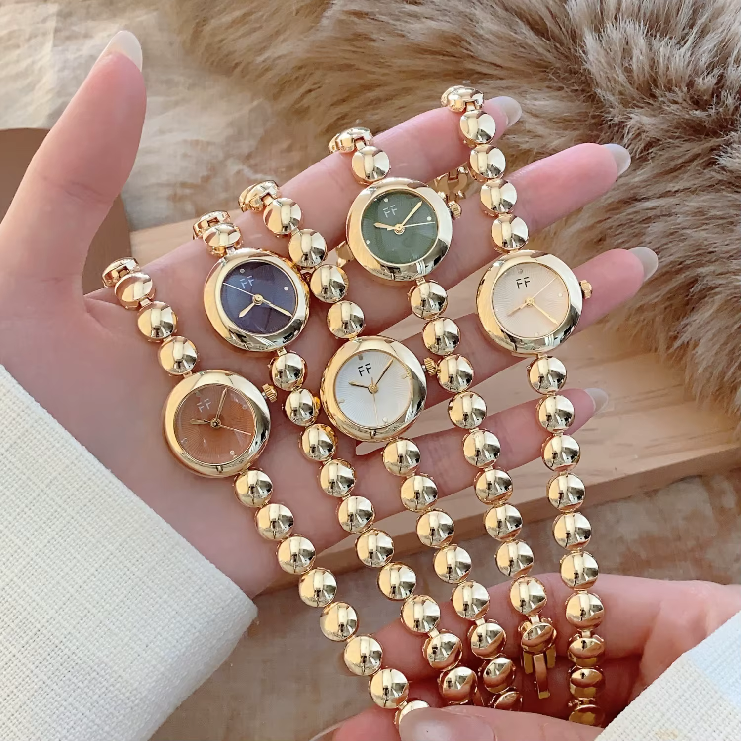 Montre-bracelet dorée de luxe légère pour femmes, petit cadran rond, montre-bracelet à Quartz analogique pour dames, montres féminines, reloj mujer lujo