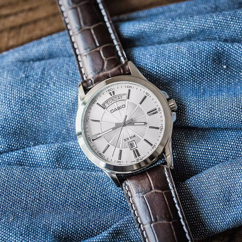 Montre à quartz classique Casio MTP-1381L-1A/7A avec affichage de la date et du jour