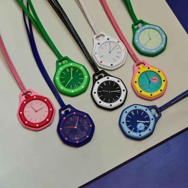 Nouvelles montres à quartz octogonales pour hommes en différentes couleurs